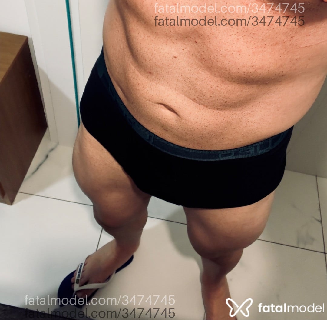 Acompanhante homem com cabelo castanho de olhos verdes - Vitor Acompanhante homem com cabelo castanho de olhos verdes - Vitor