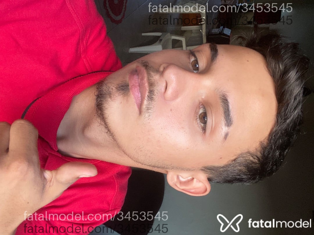Acompanhante homem com cabelo castanho de olhos mel - Vidilha
