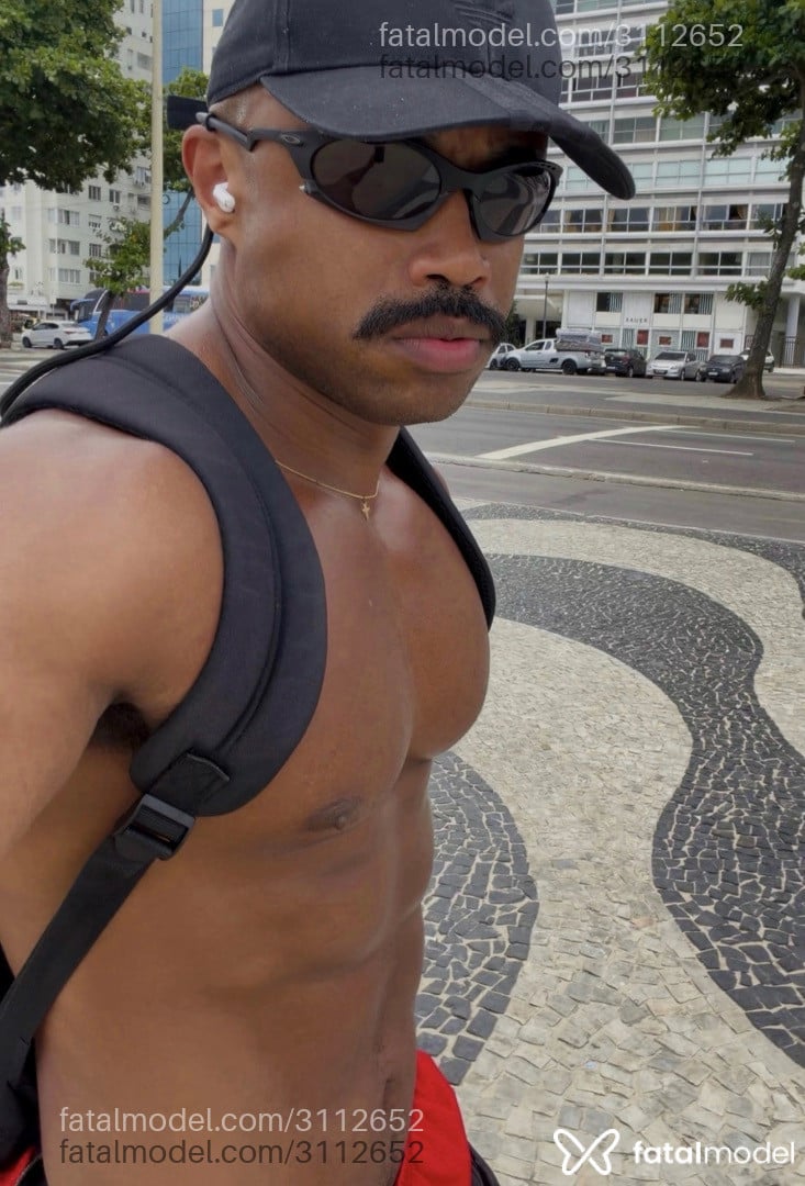 Acompanhante homem morena (o) de olhos castanhos - Kylian Black