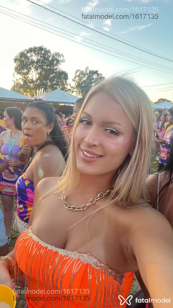 Acompanhante mulher trans loira (o) de olhos castanhos - Mel Acompanhante mulher trans loira (o) de olhos castanhos - Mel