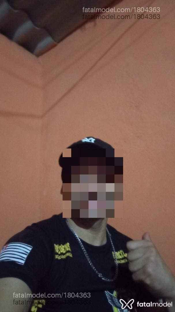 Acompanhante homem com cabelo castanho de olhos castanhos - Henrique zani