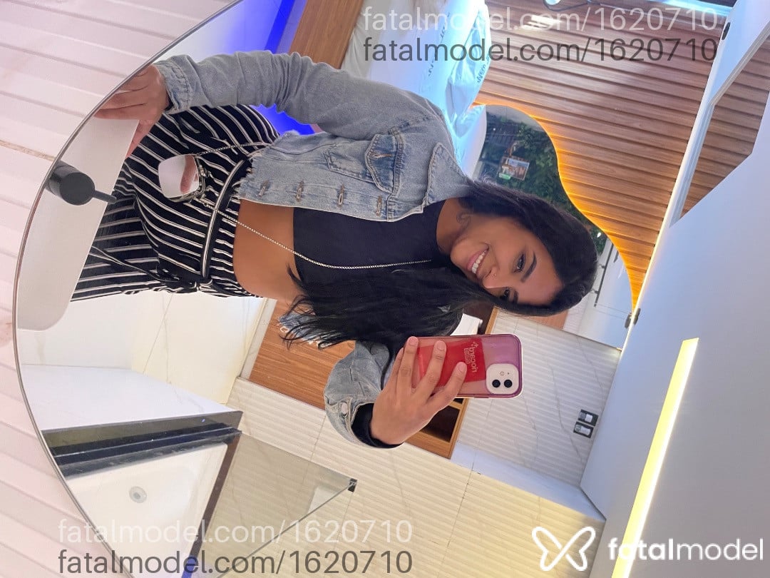 Acompanhante mulher morena (o) de olhos pretos - Alice Reis Acompanhante mulher morena (o) de olhos pretos - Alice Reis