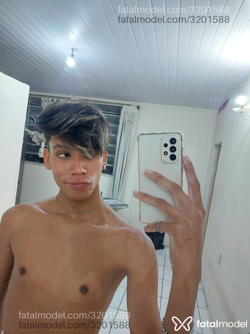 Acompanhante homem loira (o) de olhos pretos - Denner Acompanhante homem loira (o) de olhos pretos - Denner