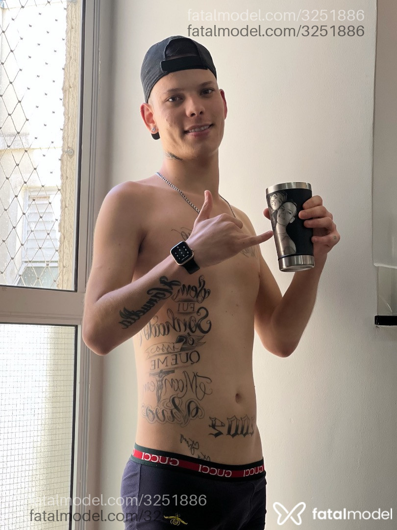 Acompanhante homem com cabelo castanho de olhos mel - Vitor Andrade Acompanhante homem com cabelo castanho de olhos mel - Vitor Andrade