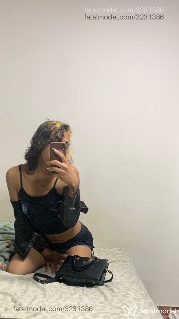 Acompanhante mulher trans morena (o) de olhos castanhos - Borges