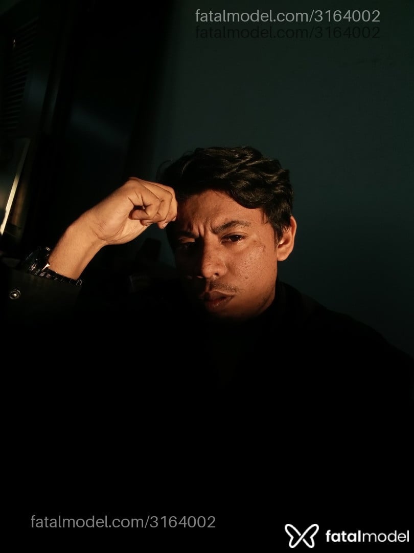 Acompanhante homem com cabelo castanho de olhos pretos - Ronysan