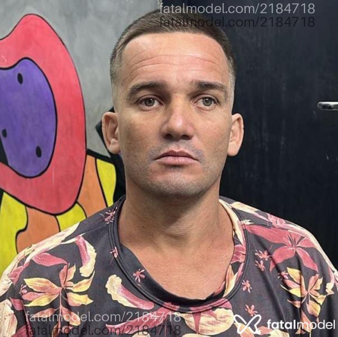 Acompanhante homem com cabelo castanho de olhos verdes - Diego Bruce