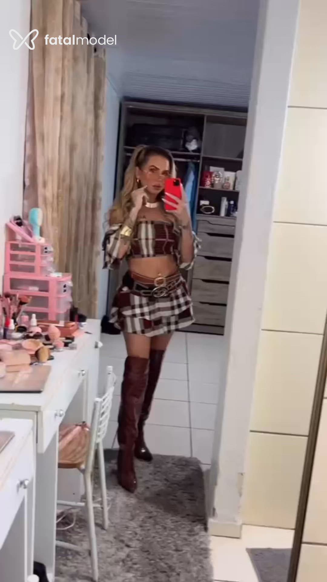 Acompanhante mulher loira (o) de olhos castanhos - Sereialima