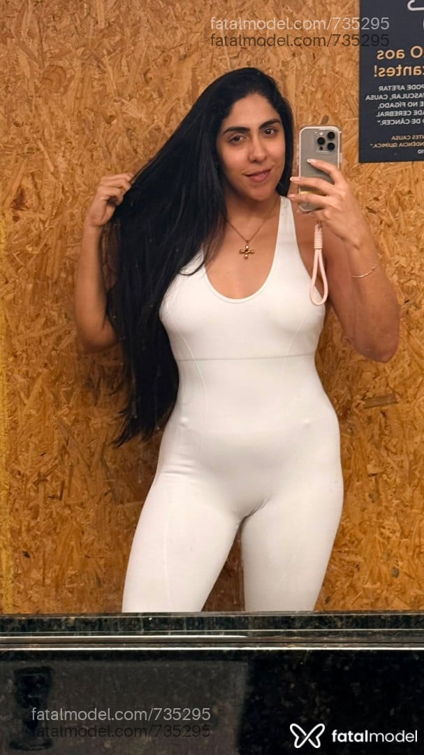 Acompanhante mulher morena (o) de olhos pretos - Mia Serrano Acompanhante mulher morena (o) de olhos pretos - Mia Serrano