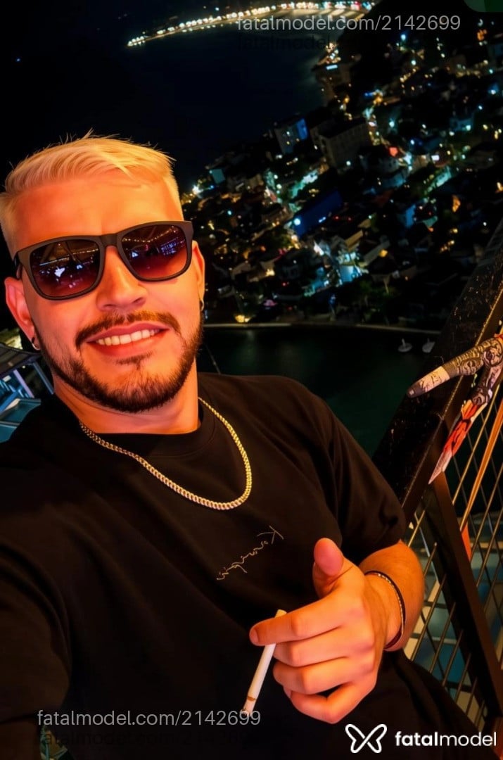 Acompanhante homem com cabelo castanho de olhos castanhos - Javier Acompanhante homem com cabelo castanho de olhos castanhos - Javier