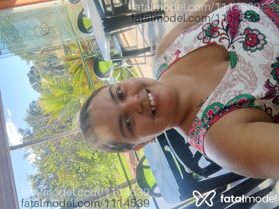 Acompanhante mulher com cabelo castanho de olhos castanhos - Brancadeneve