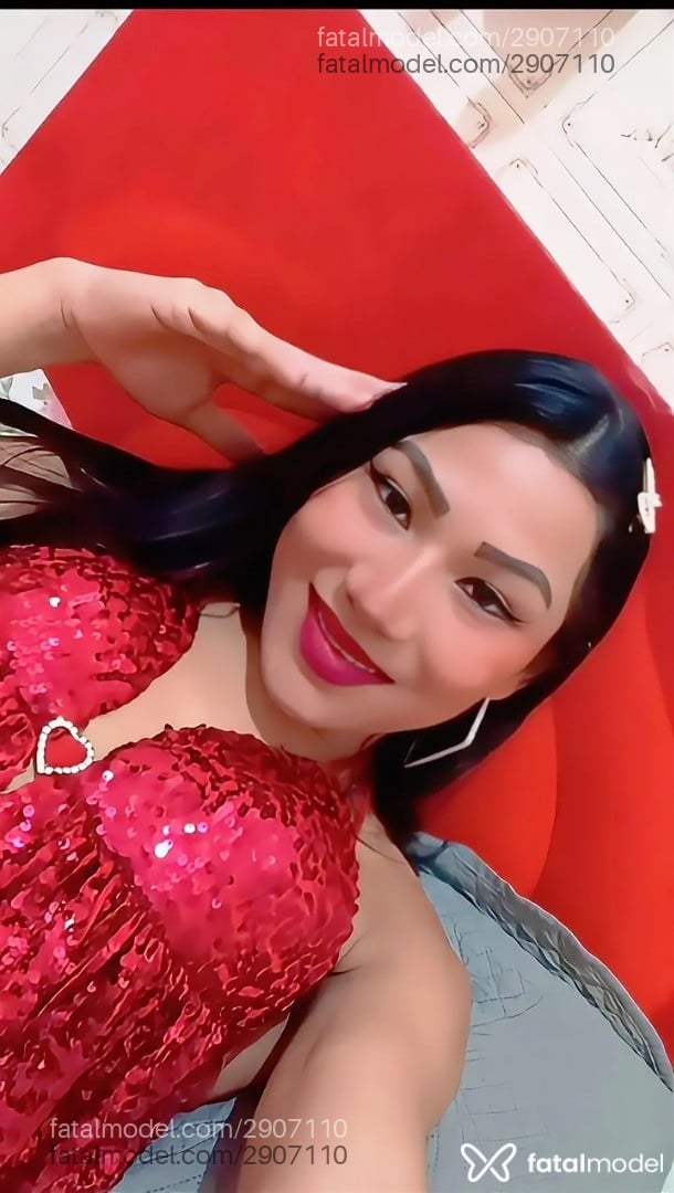 Acompanhante não-binário com cabelo castanho de olhos castanhos - Sthefany Catrine