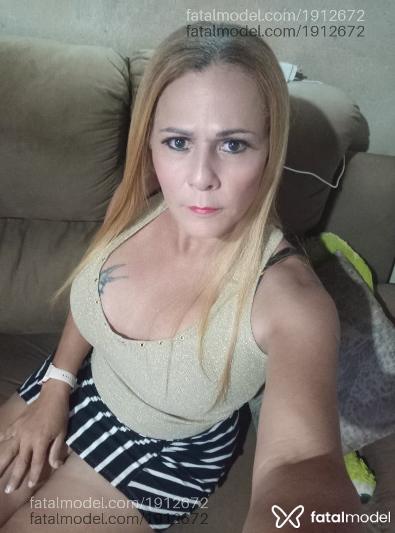 Acompanhante mulher trans loira (o) de olhos castanhos - Beatriz