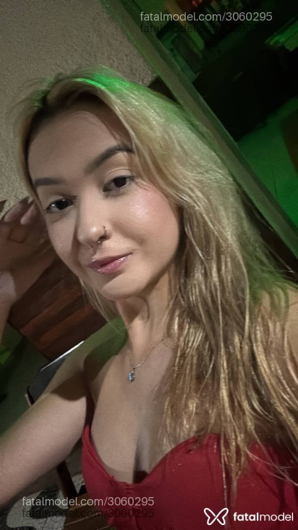 Acompanhante mulher loira (o) de olhos pretos - Pérola