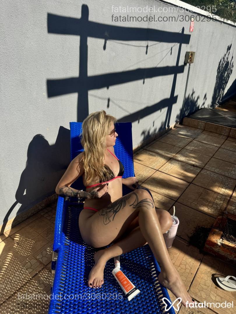 Acompanhante mulher loira (o) de olhos pretos - Pérola