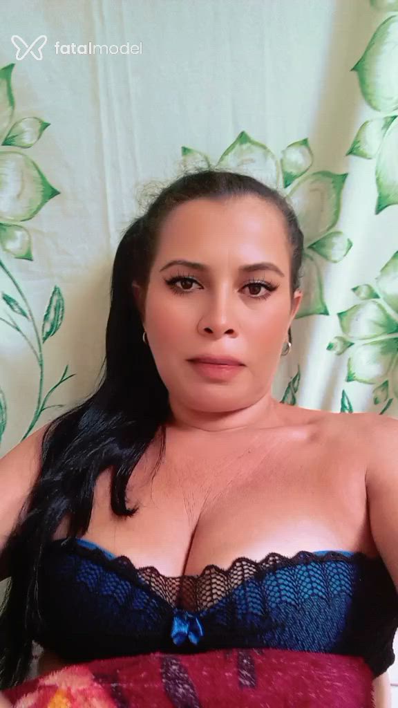 Acompanhante mulher sem cabelo de olhos pretos - Carla
