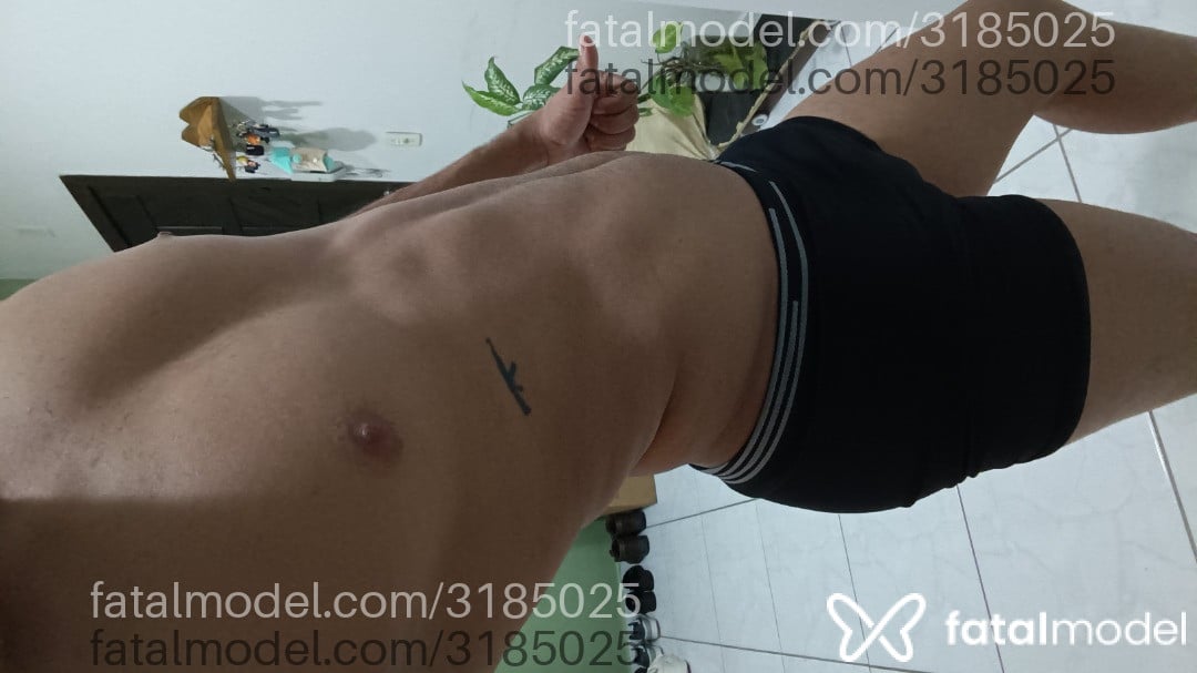 Acompanhante homem com cabelo castanho de olhos pretos - Junior