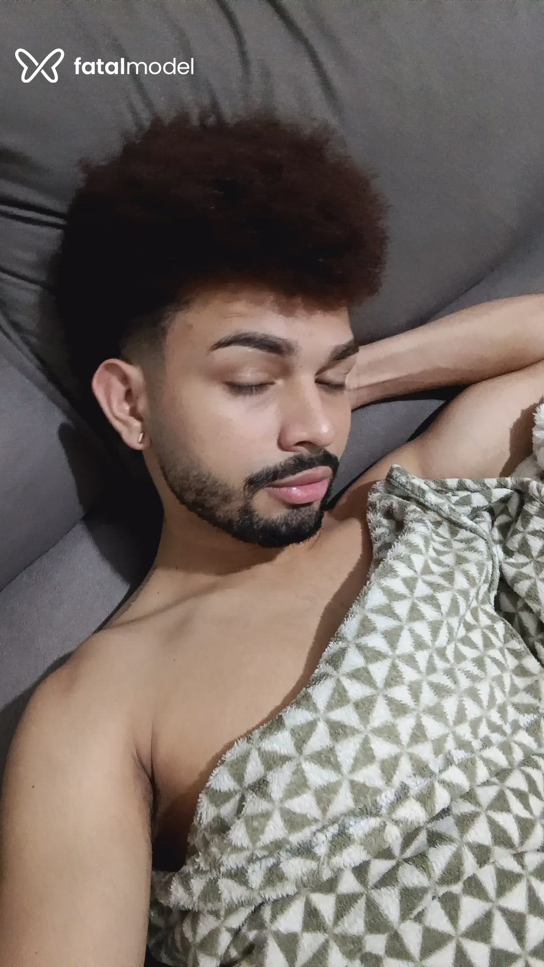 Acompanhante homem com cabelo castanho de olhos pretos - Junior