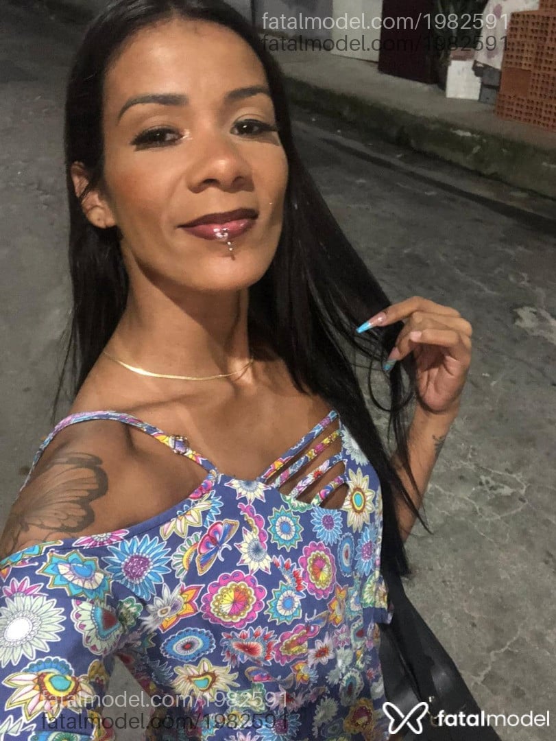 Acompanhante mulher com cabelo castanho de olhos castanhos - NICOLLE