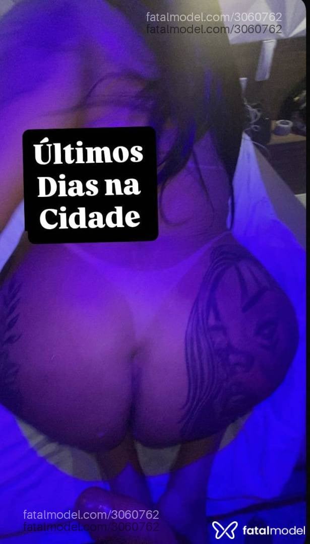 Acompanhante mulher trans morena (o) de olhos castanhos - Vittoria Schneider