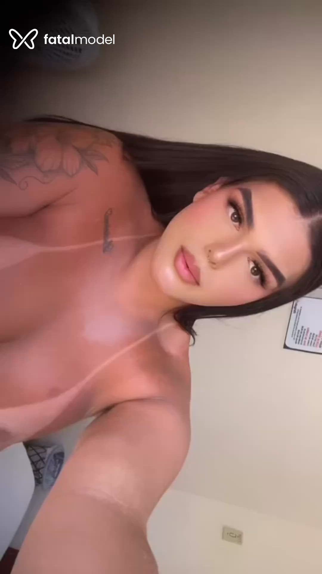 Acompanhante mulher trans morena (o) de olhos castanhos - Vittoria Schneider