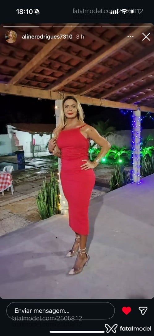 Acompanhante mulher trans loira (o) de olhos mel - Aline