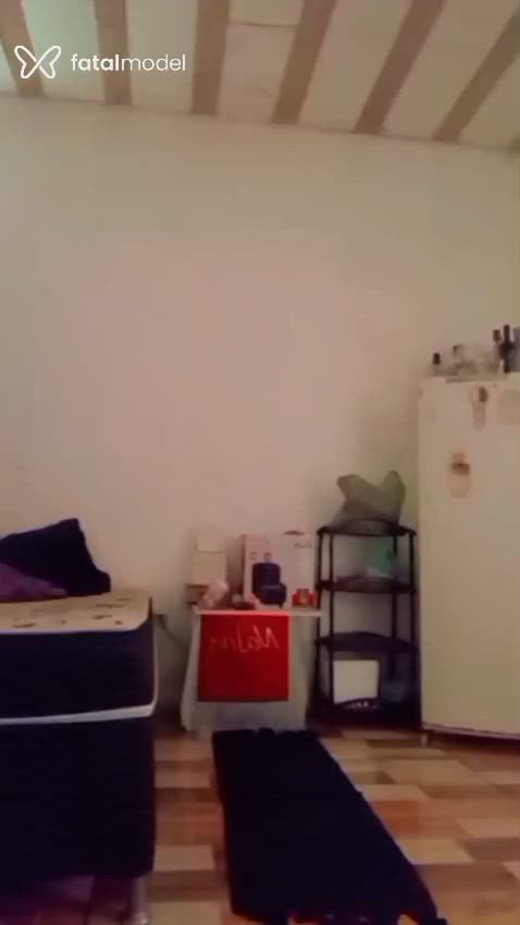 Acompanhante mulher com cabelo castanho de olhos castanhos - Jaquelineborboleta