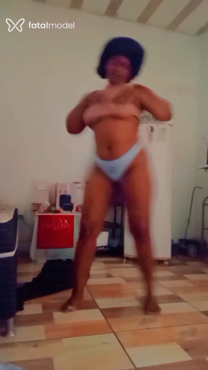 Acompanhante mulher com cabelo castanho de olhos castanhos - Jaquelineborboleta