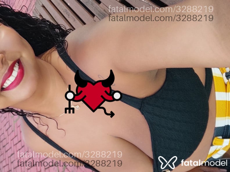 Acompanhante mulher morena (o) de olhos pretos - Evelin