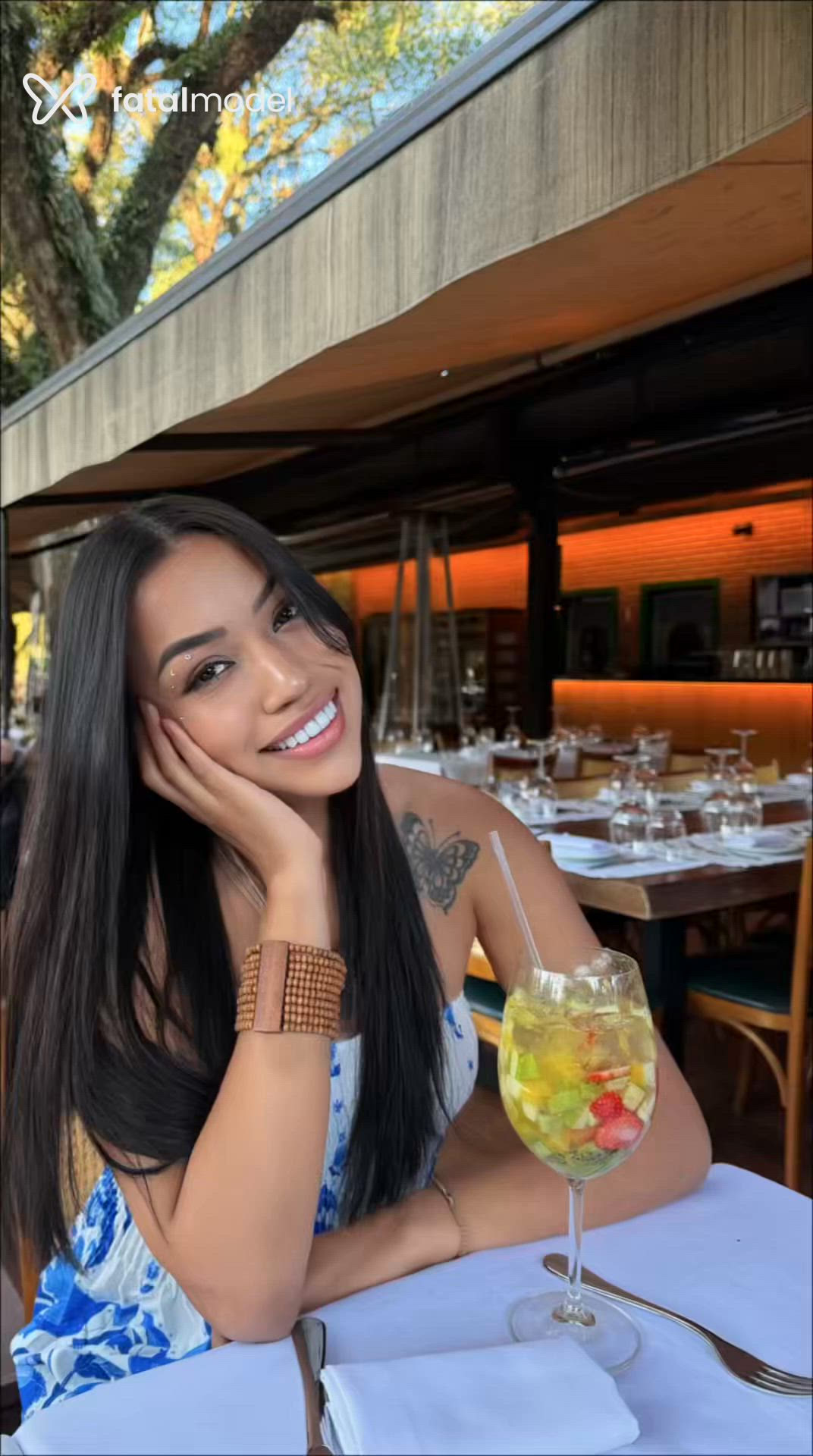Acompanhante mulher com cabelo castanho de olhos castanhos - Paula Menezes