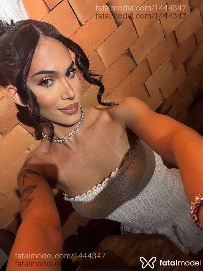 Acompanhante mulher trans com cabelo castanho de olhos mel - Melissa Andrade