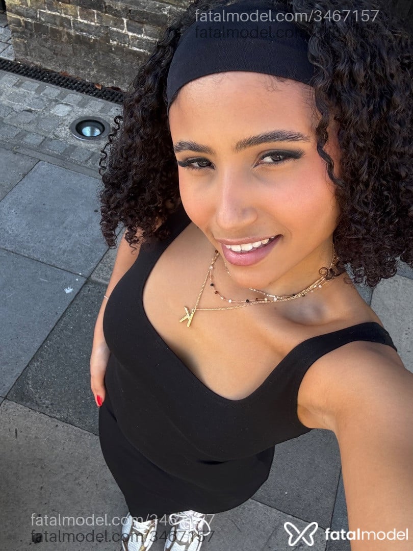 Acompanhante mulher morena (o) de olhos pretos - Keize Acompanhante mulher morena (o) de olhos pretos - Keize