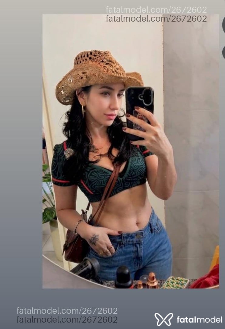 Acompanhante mulher com cabelo castanho de olhos mel - Heloísa