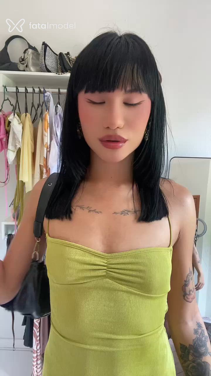 Acompanhante mulher trans ruiva (o) de olhos pretos - Yumi Sofia