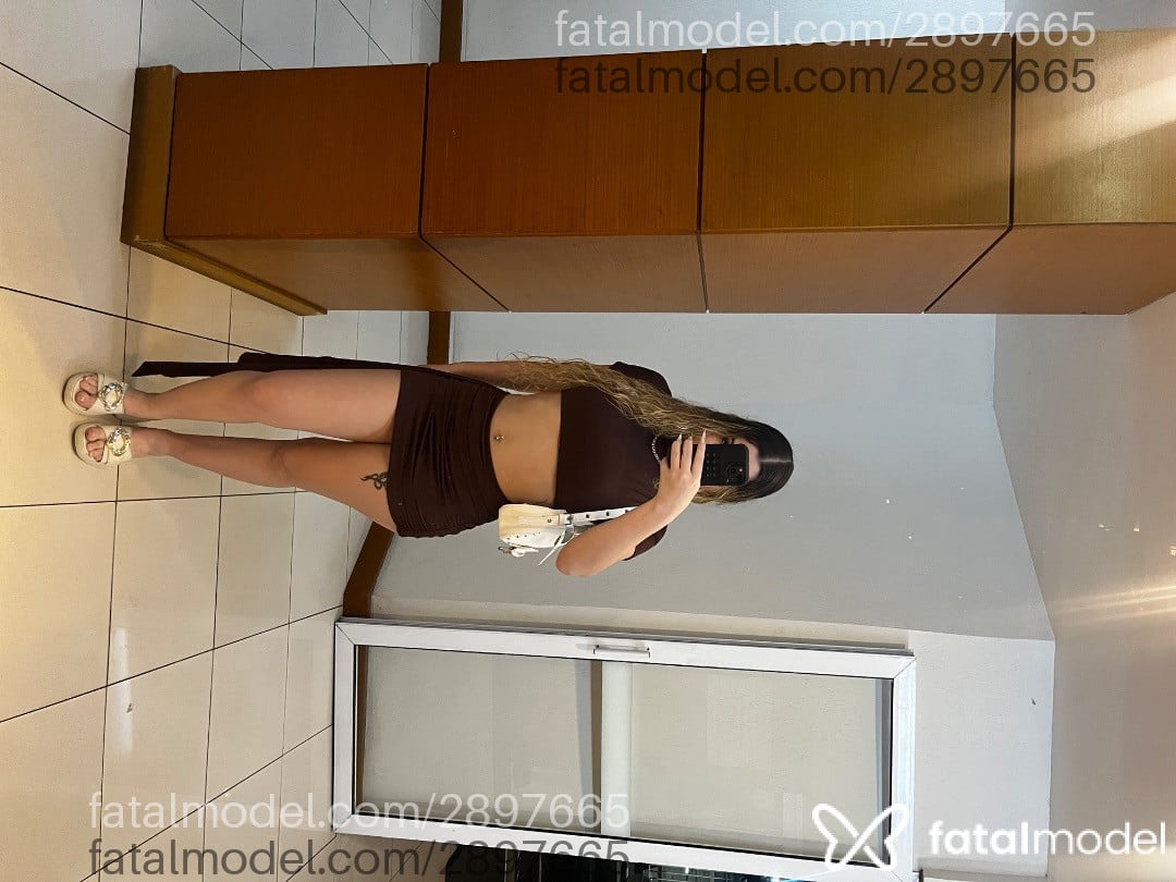 Acompanhante mulher com cabelo castanho de olhos castanhos - Sara Lemos Acompanhante mulher com cabelo castanho de olhos castanhos - Sara Lemos