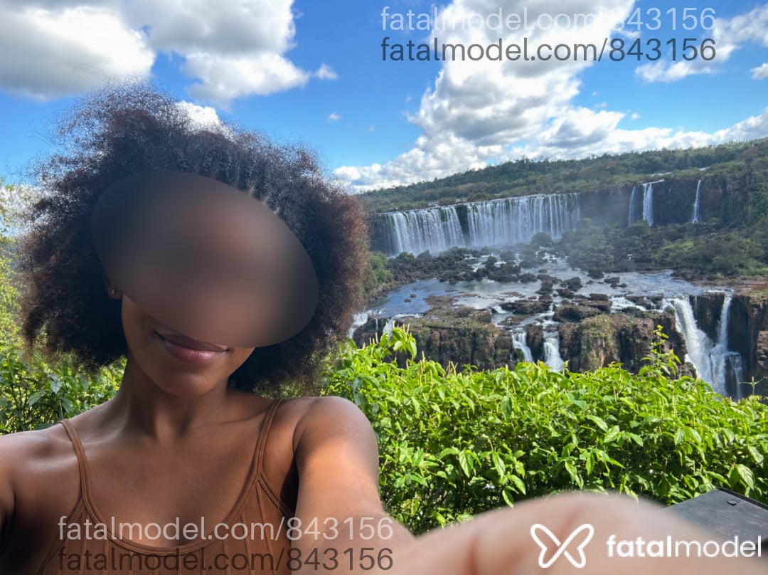 Acompanhante mulher com cabelo castanho de olhos mel - Cecília Lion