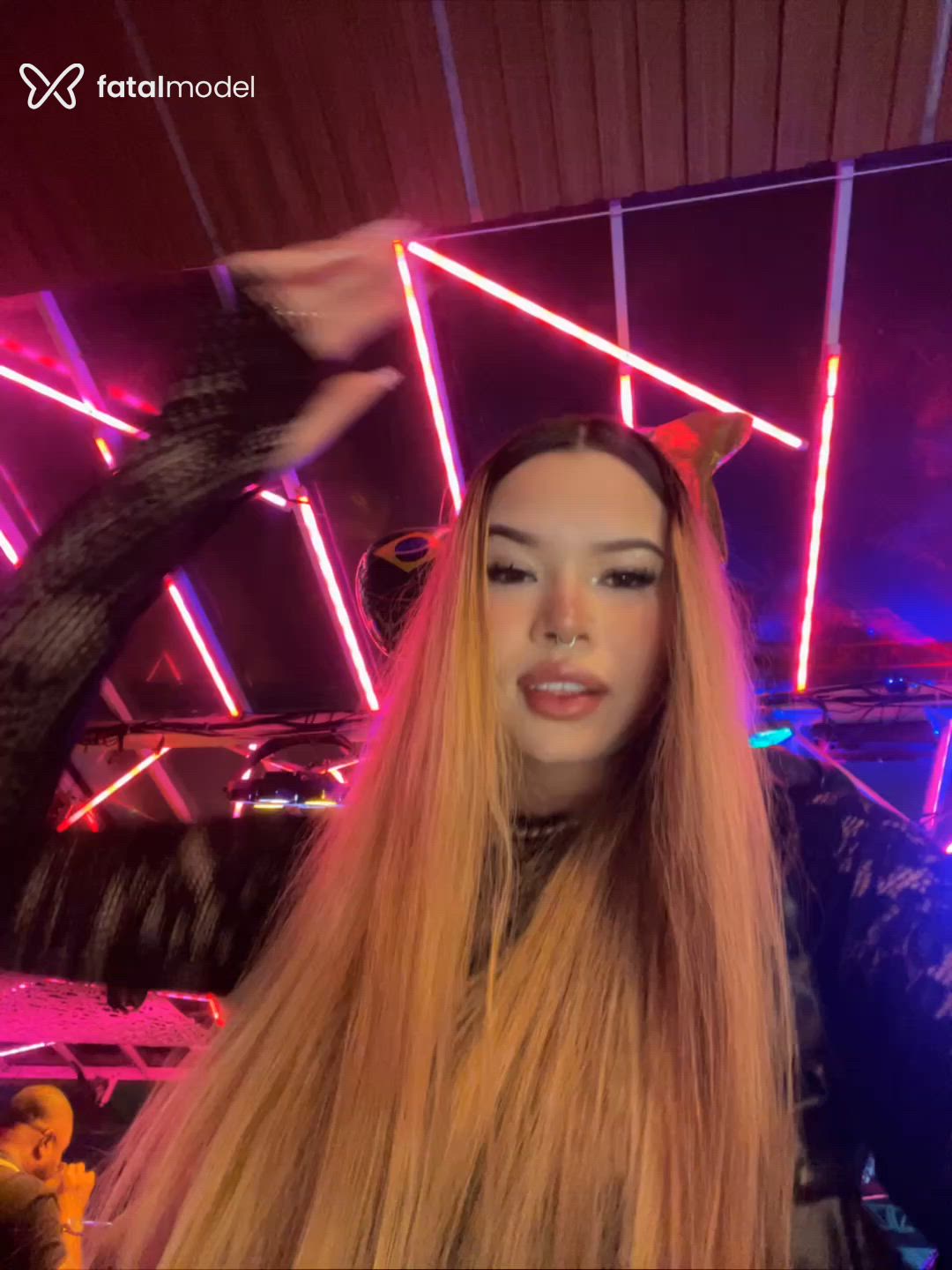 Acompanhante mulher com cabelo castanho de olhos castanhos - Sara Lemos Acompanhante mulher com cabelo castanho de olhos castanhos - Sara Lemos