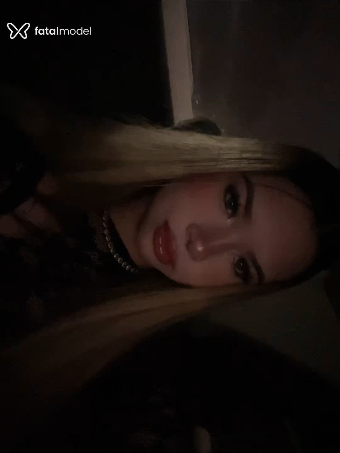 Acompanhante mulher com cabelo castanho de olhos castanhos - Sara Lemos Acompanhante mulher com cabelo castanho de olhos castanhos - Sara Lemos