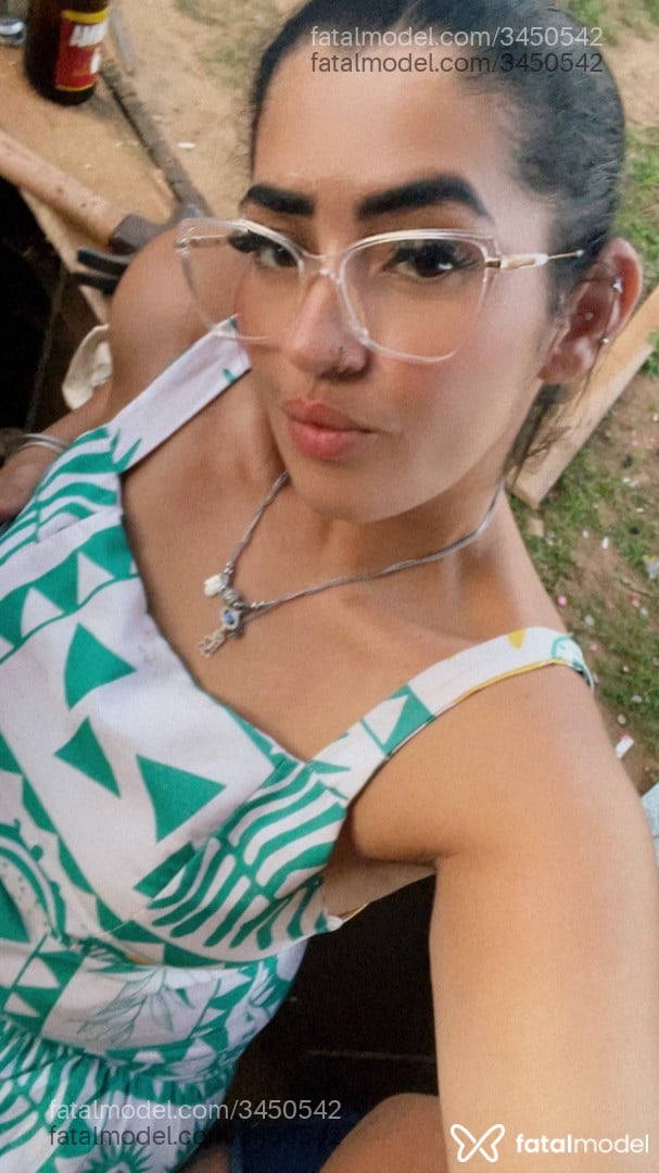 Acompanhante mulher morena (o) de olhos pretos - Monique