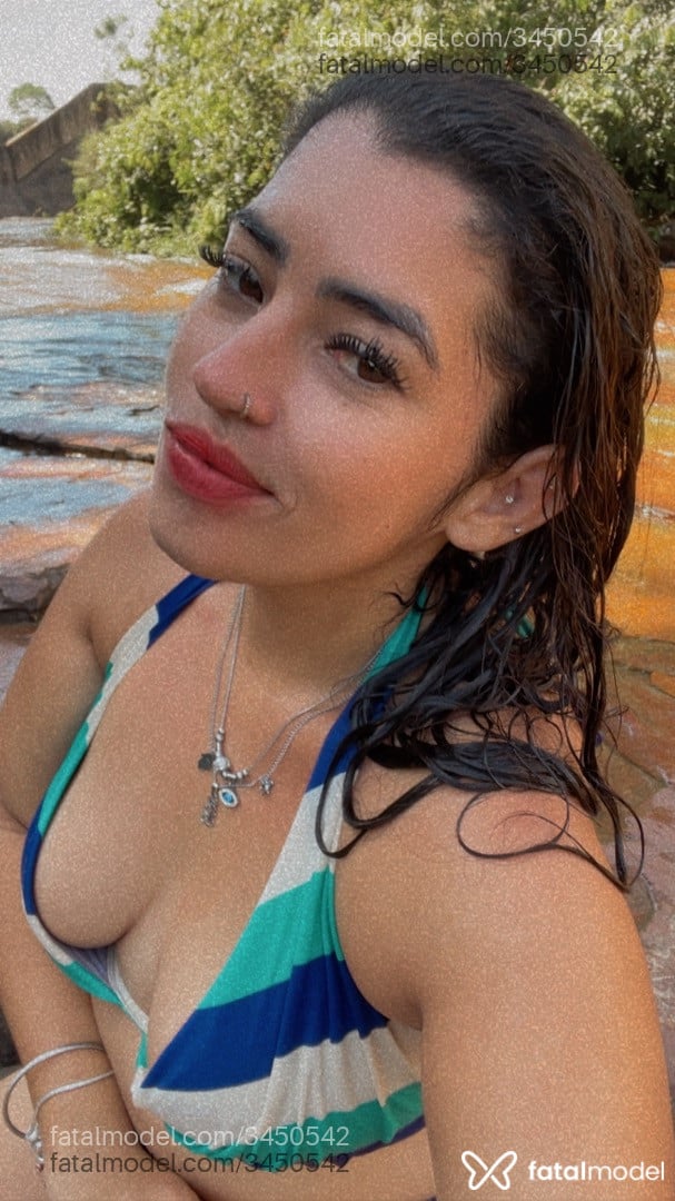 Acompanhante mulher morena (o) de olhos pretos - Monique