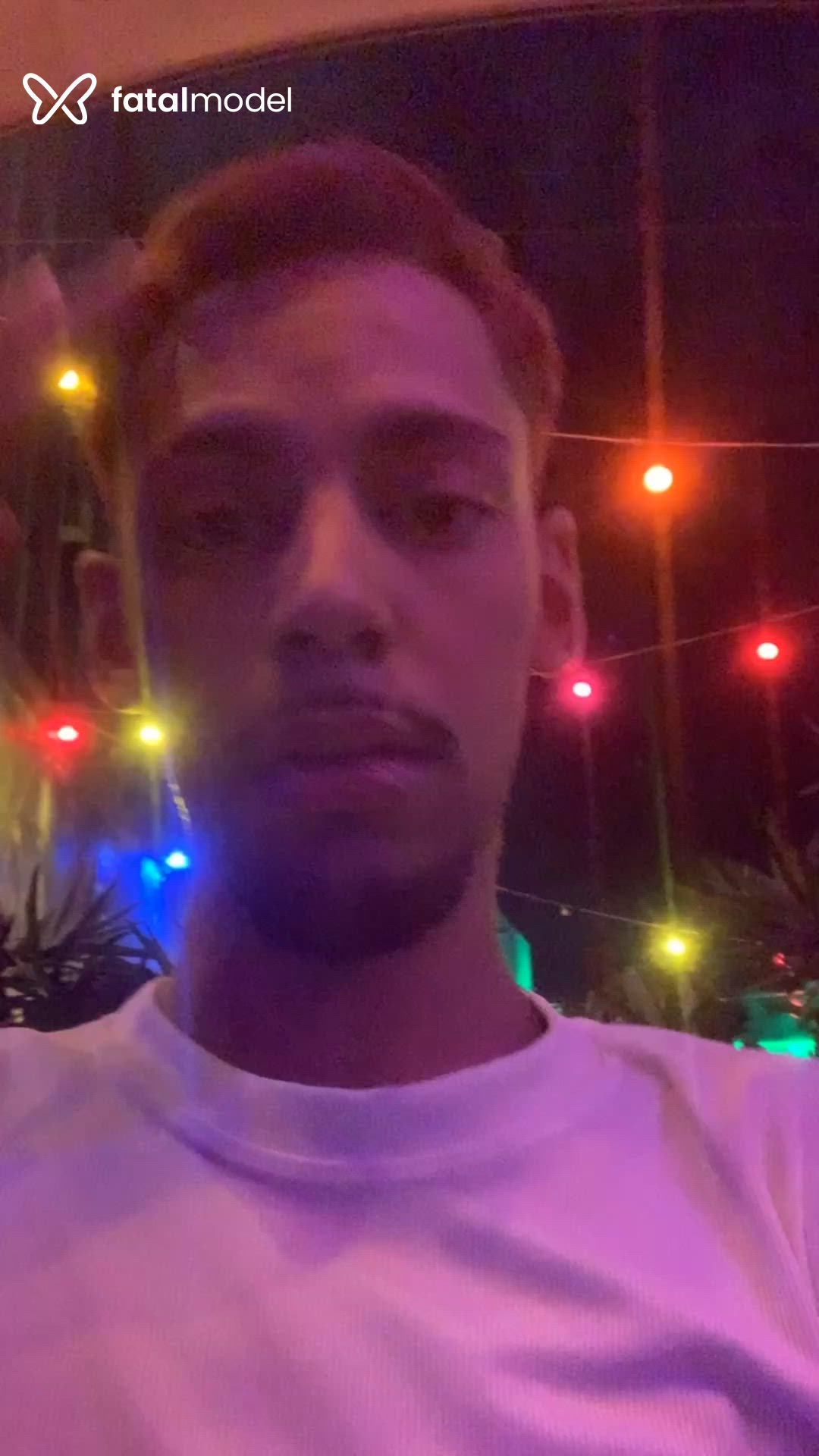Acompanhante homem com cabelo colorido de olhos castanhos - Bruninho