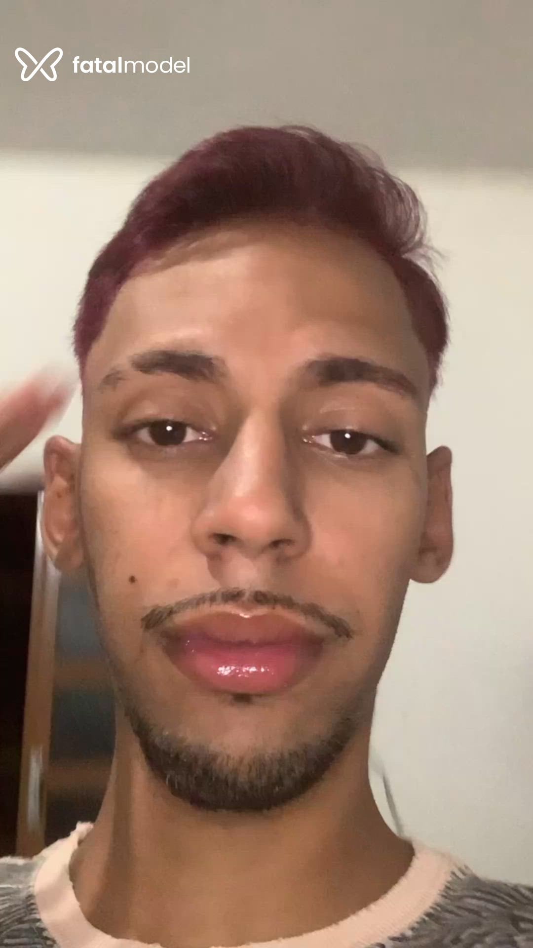 Acompanhante homem com cabelo colorido de olhos castanhos - Bruninho
