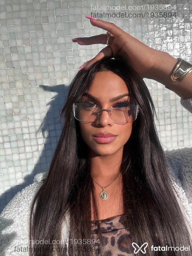 Acompanhante mulher trans morena (o) de olhos pretos - Anna Lu Rodrigues