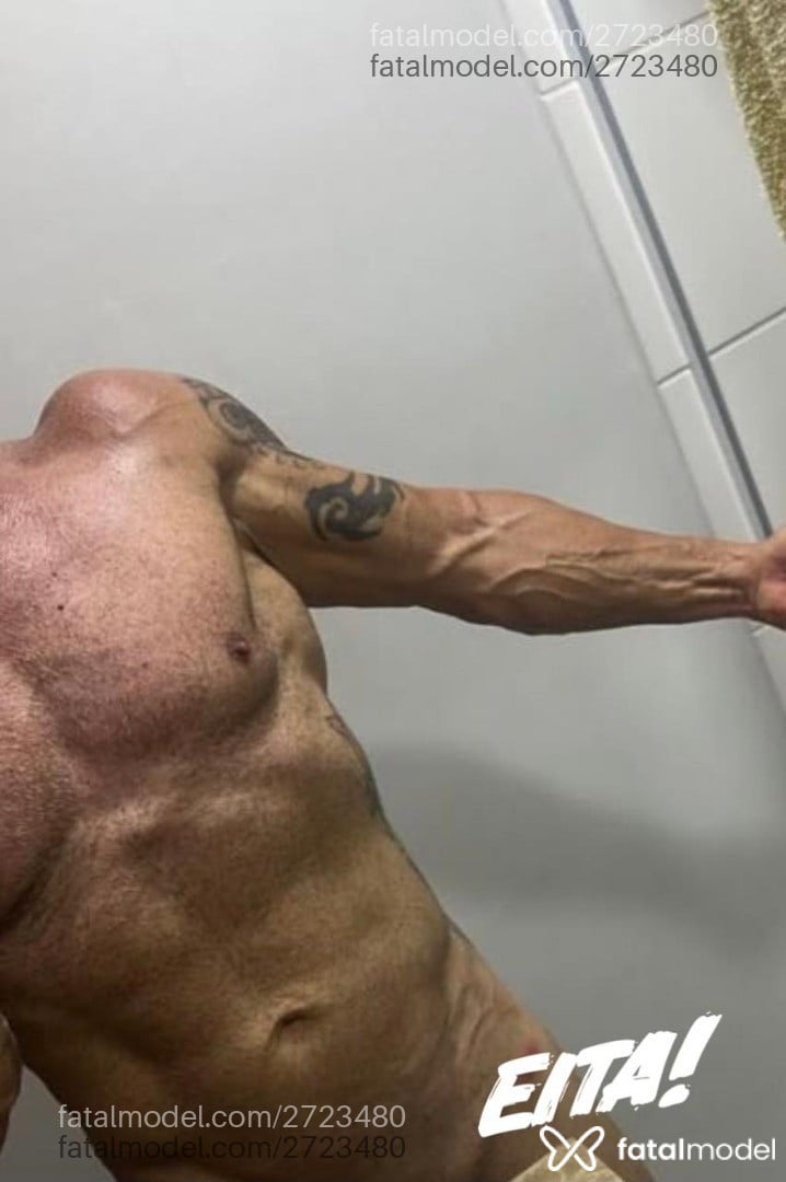 Acompanhante homem com cabelo grisalho de olhos mel - SalvatoreSaradao Acompanhante homem com cabelo grisalho de olhos mel - SalvatoreSaradao
