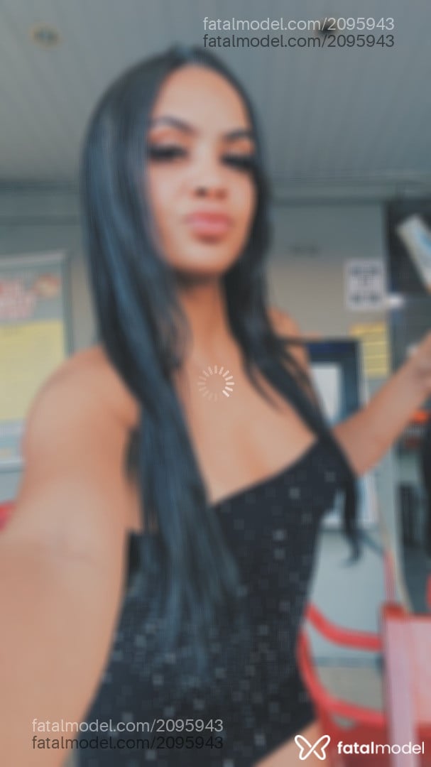 Acompanhante mulher com cabelo castanho de olhos castanhos - Scarlett Vélin Acompanhante mulher com cabelo castanho de olhos castanhos - Scarlett Vélin