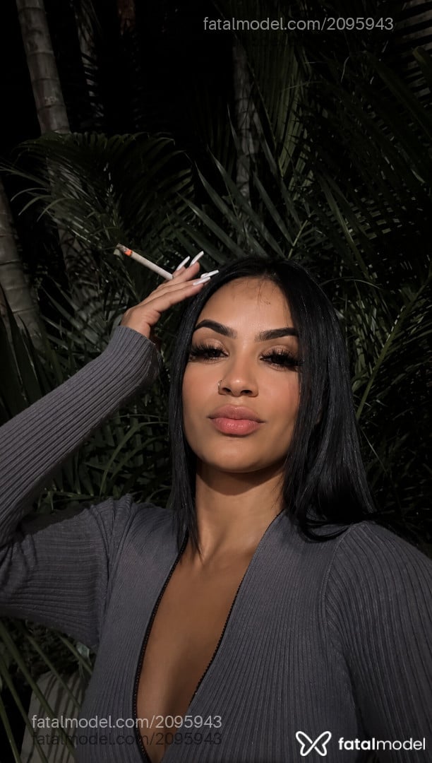 Acompanhante mulher com cabelo castanho de olhos castanhos - Scarlett Vélin