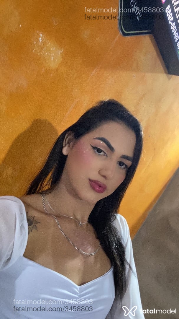 Acompanhante mulher trans morena (o) de olhos pretos - Karla