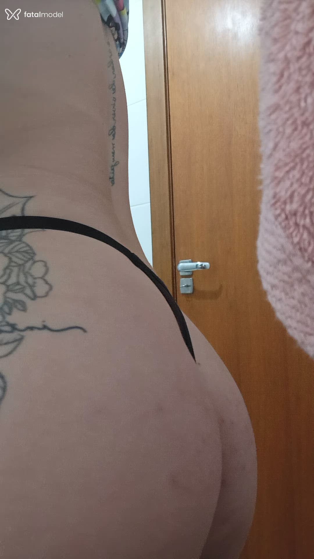 Acompanhante mulher com cabelo castanho de olhos verdes - Teffy Souza