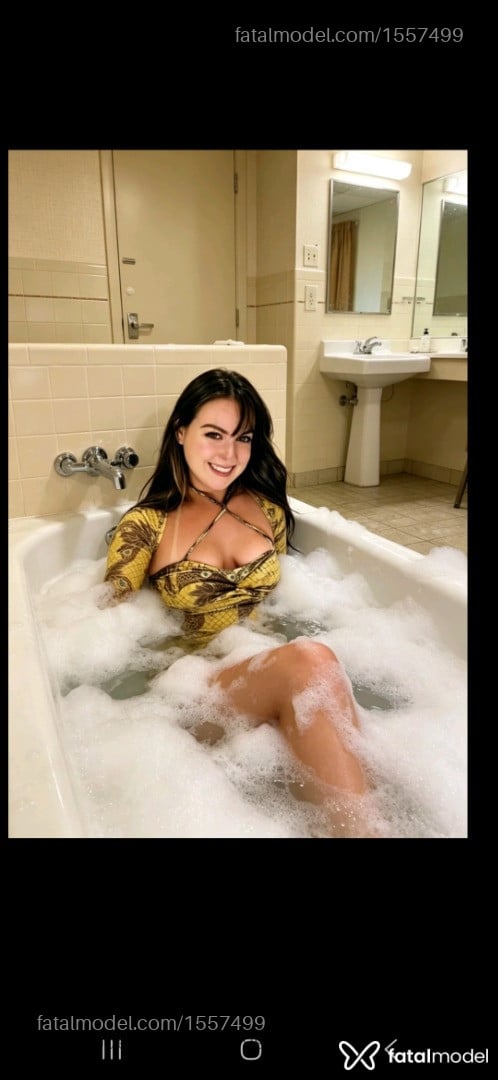 Acompanhante mulher com cabelo castanho de olhos verdes - Fernanda França