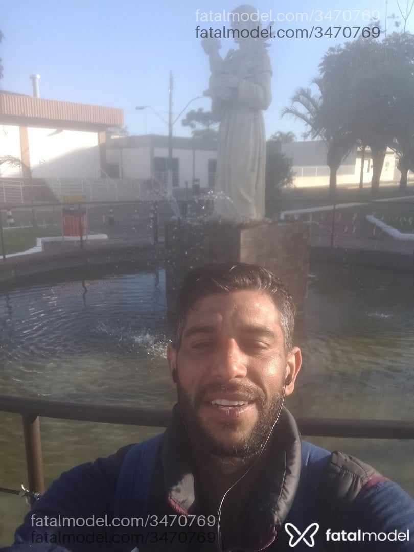 Acompanhante homem com cabelo castanho de olhos pretos - Indiokan